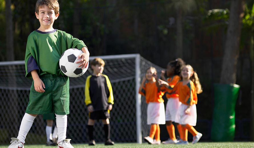 Un Petit Garçon De 2 Ans Joue Au Ballon Sur Le Terrain De Sport