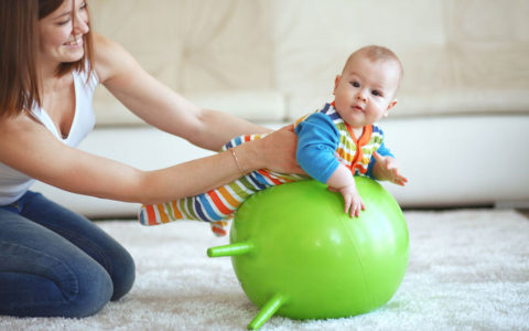 La baby gym : une activité ludique pour développer la motricité de bébé